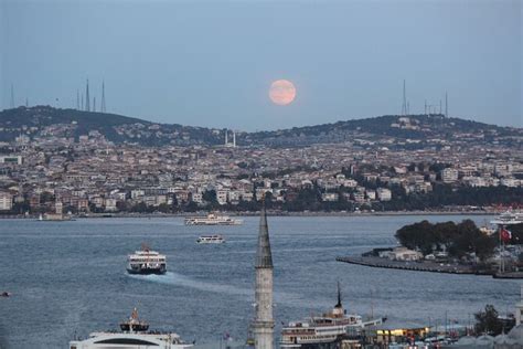 Shadow Games: A Surreal Journey Through Istanbul's Darkest Corners